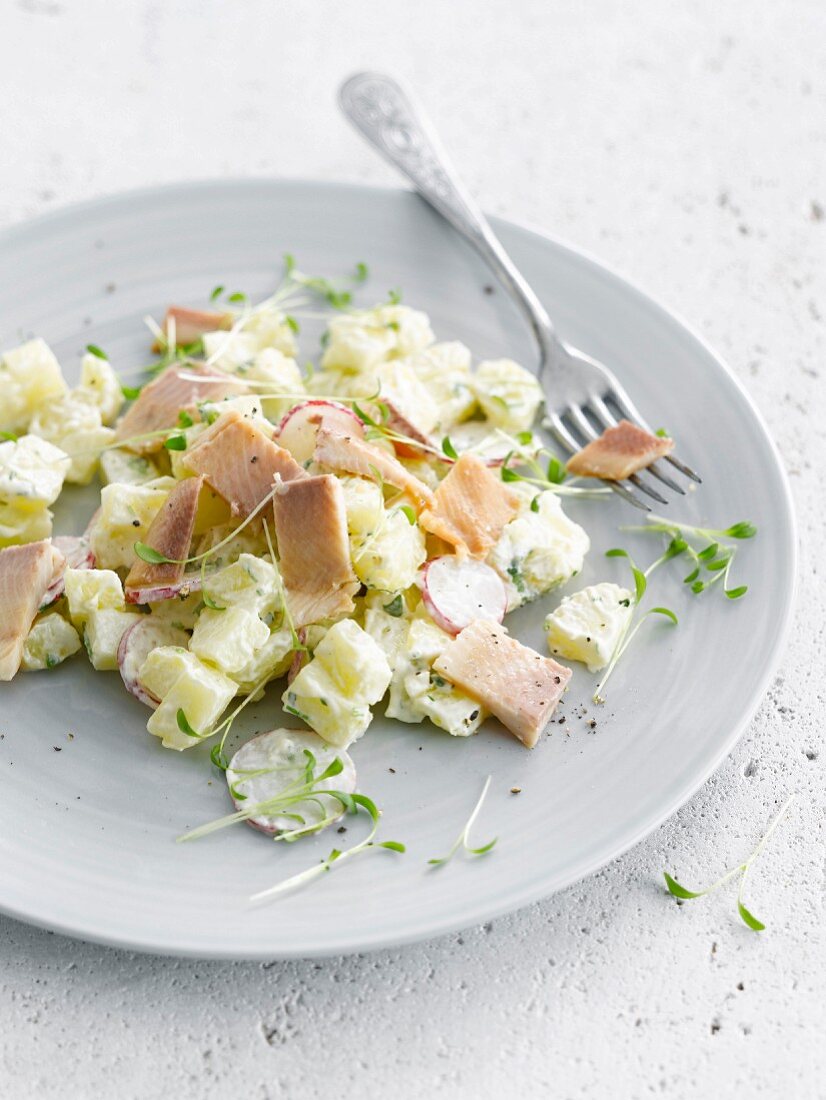 Kartoffelsalat mit Forelle