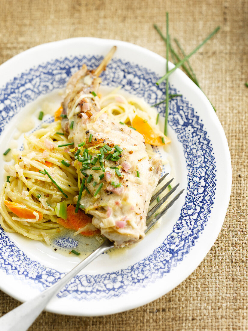 Spaghetti mit Kaninchenkeulen und Kochschinken