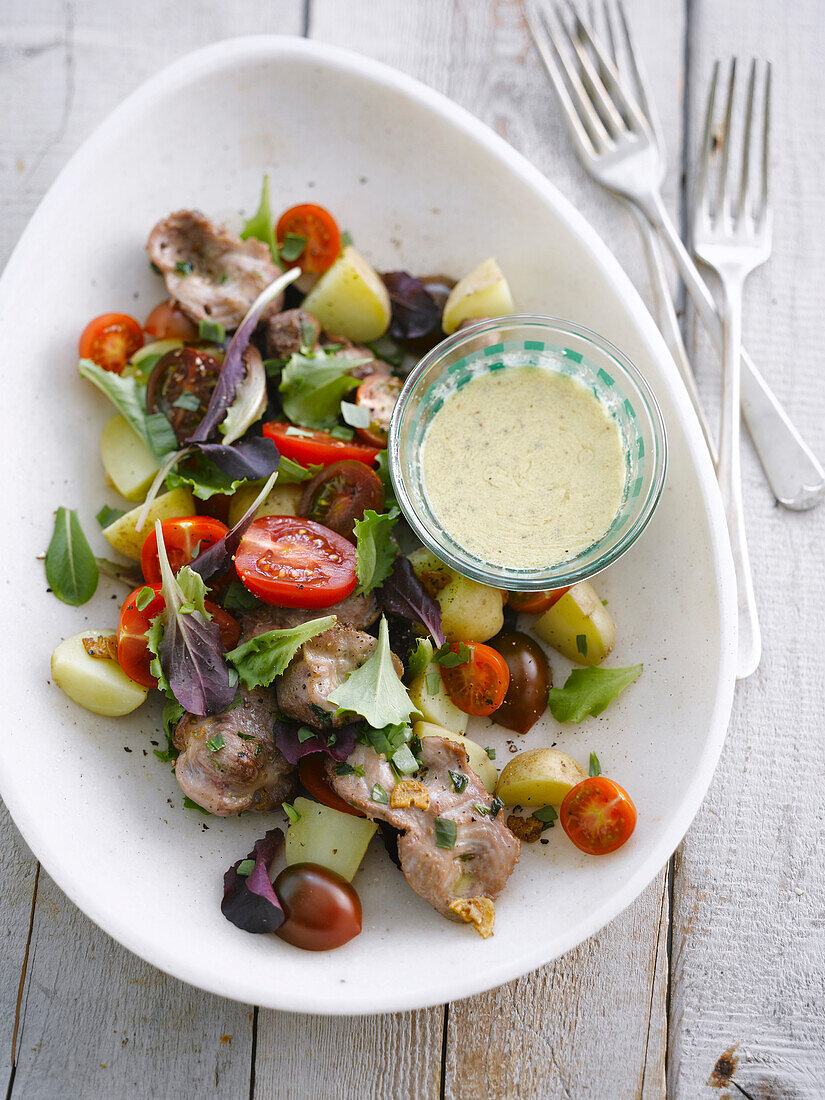 Salat mit Hähnchenleber, Tomaten und Kartoffeln