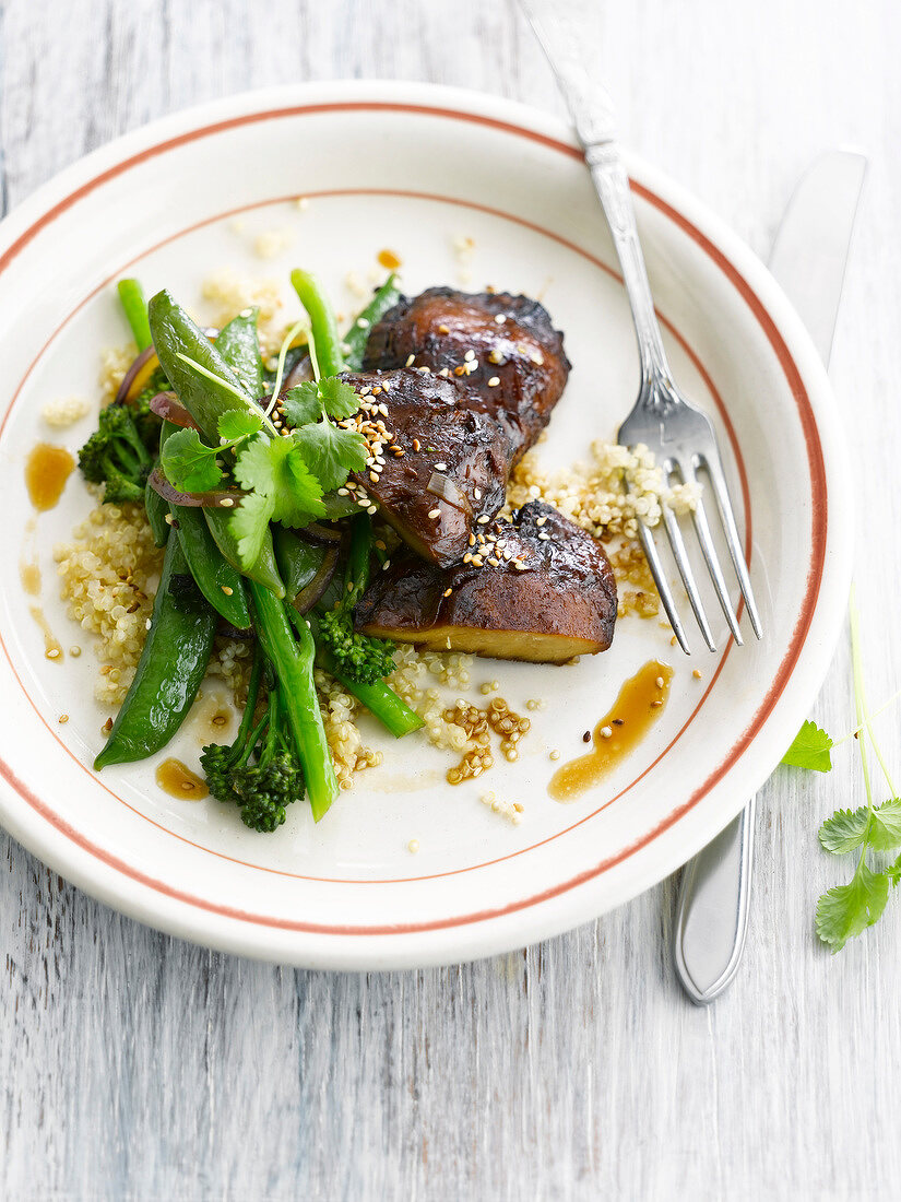 Karamellisierter Seitan auf Quinoa und grünem Gemüse