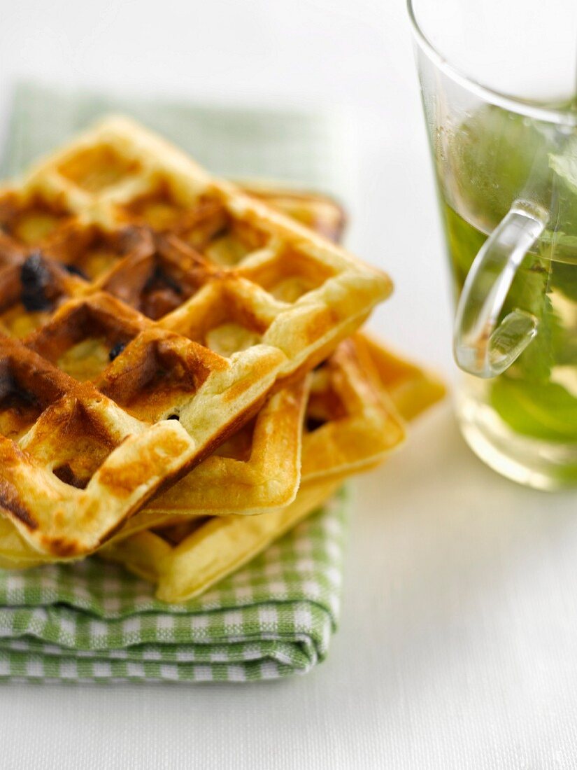 Waffeln mit Früchten, Kräutertee