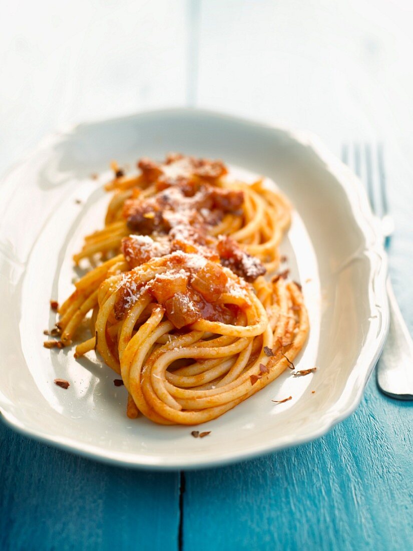Spaghetti all'amatriciana (Nudeln mit Tomaten-Speck-Sauce)