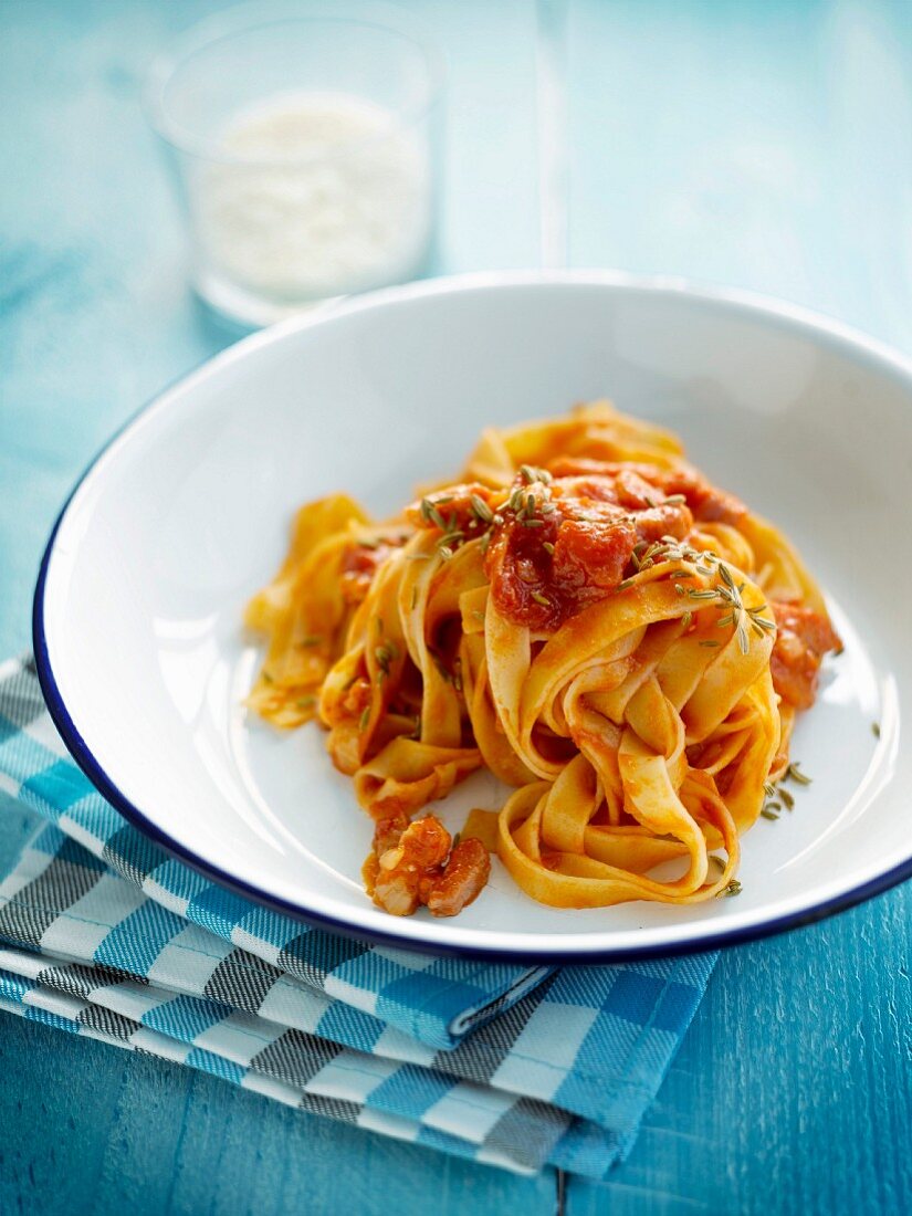Fettuccini mit Tomatensauce und Pancetta
