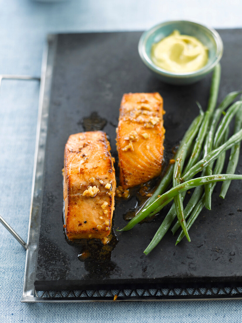 Lachstranchen in Knoblauchmarinade mit grünen Bohnen