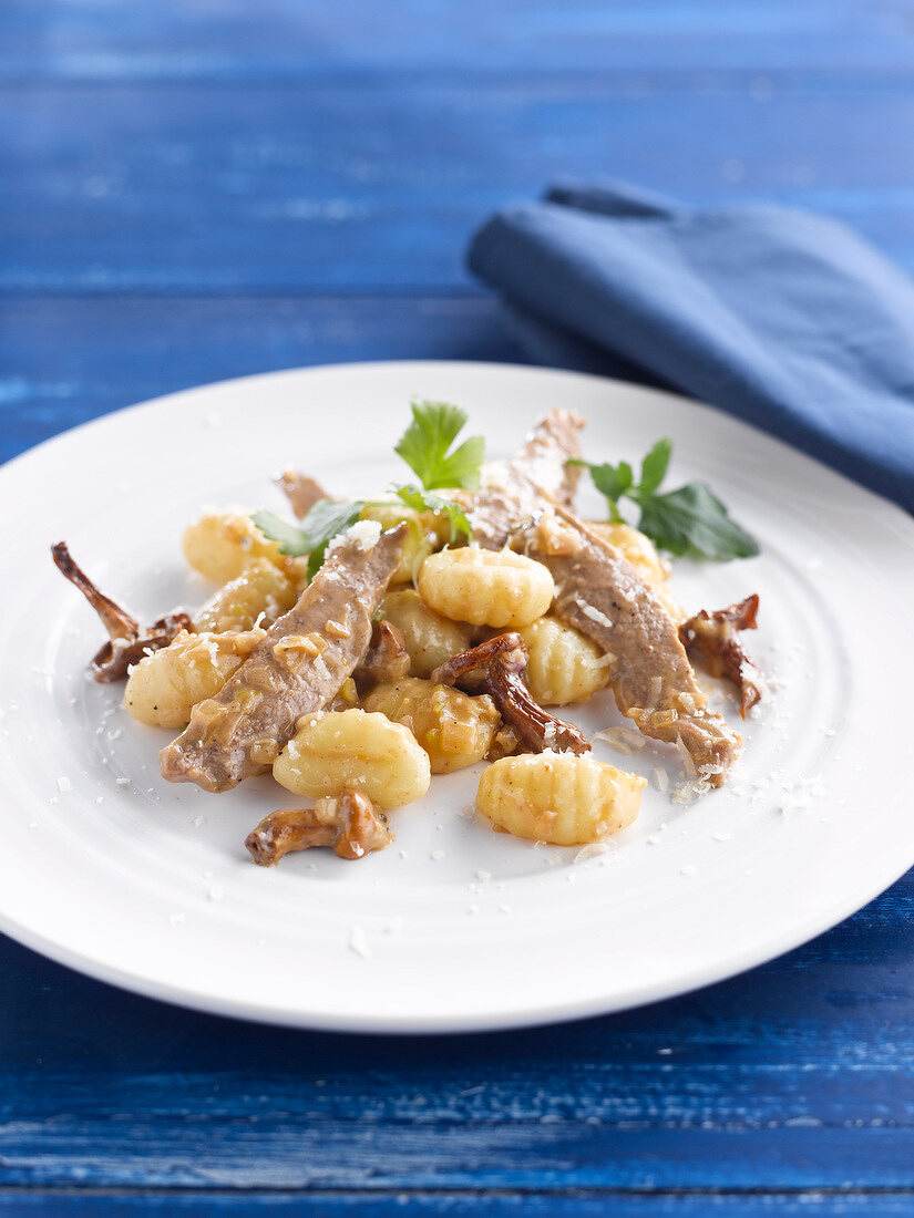 Gnocchis with thinly sliced veal and mushrooms