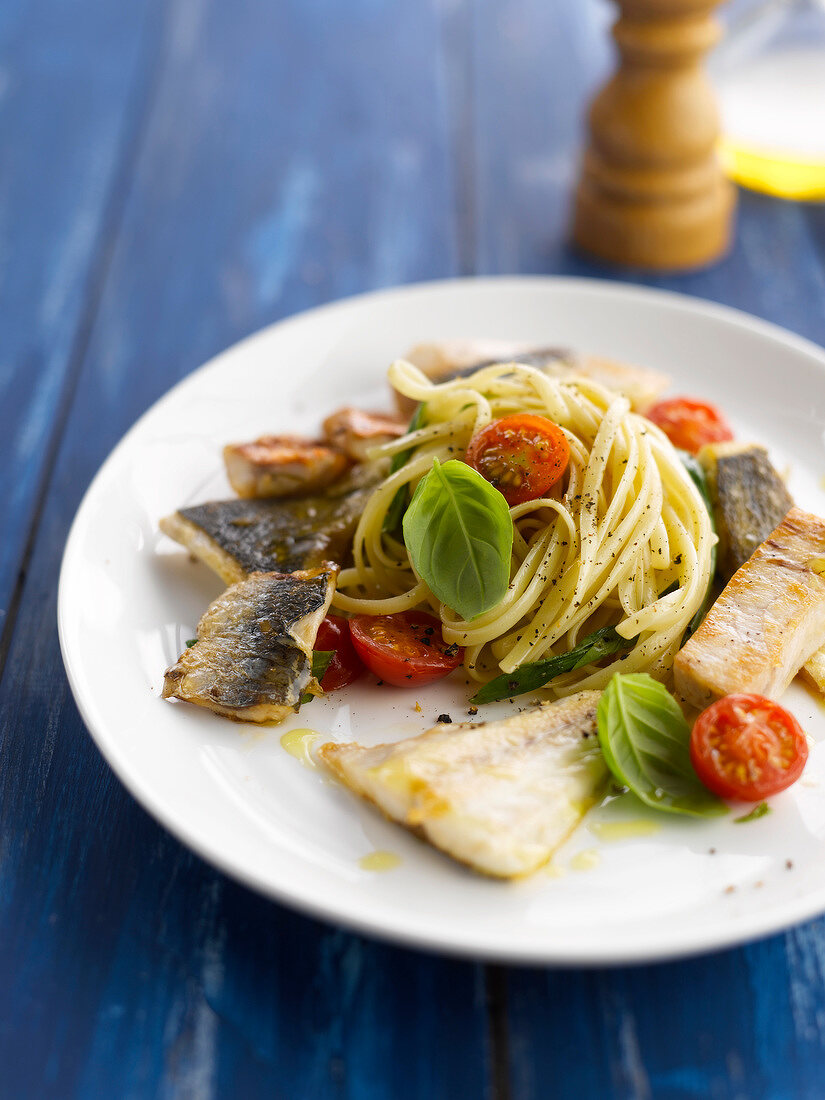 Linguine mit gebratenen Fischfilets, Kirschtomaten und Basilikum