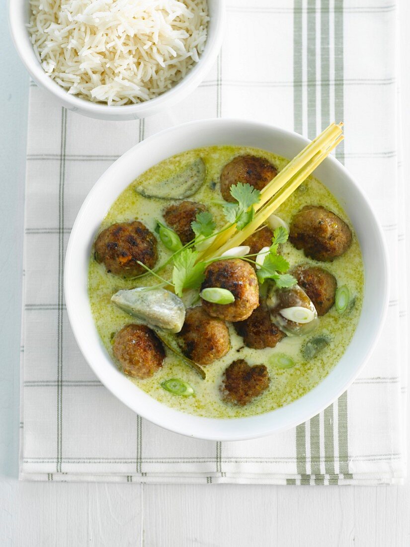 Green curry with meatballs