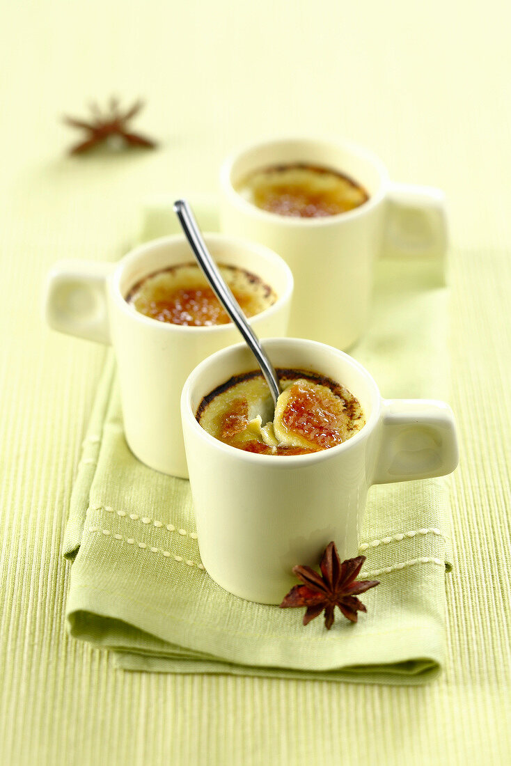 Cardamom and star anise -flavored Crèmes brûlées