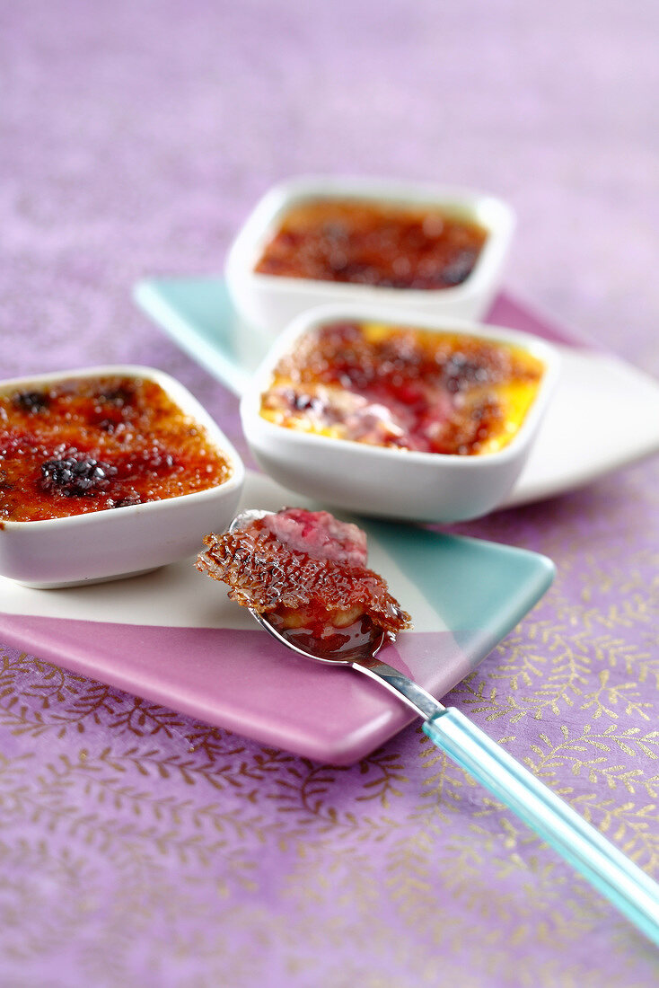 Crème brûlée mit Sommerbeeren