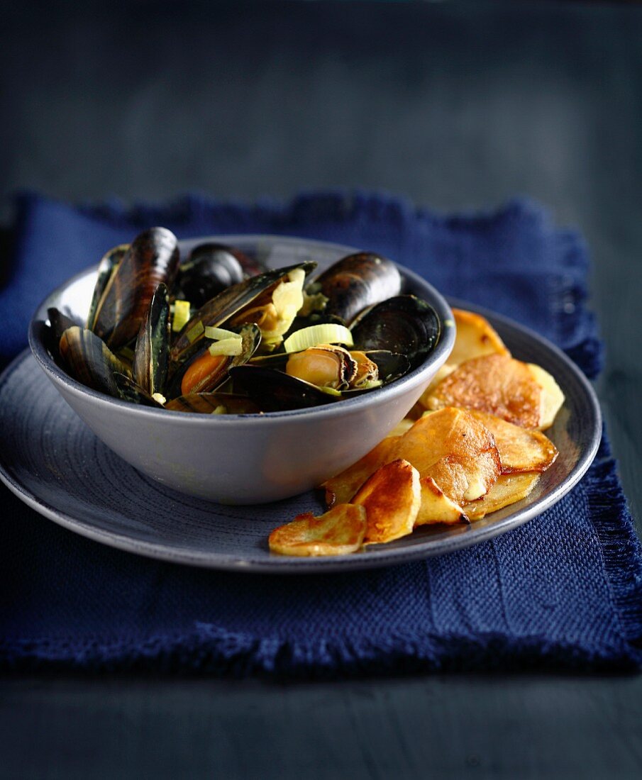 Miesmuscheln in Currysauce mit Bratkartoffeln