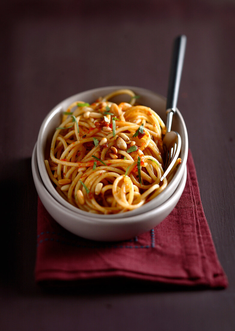 Spaghettini mit Tomatenpesto und Pinienkernen