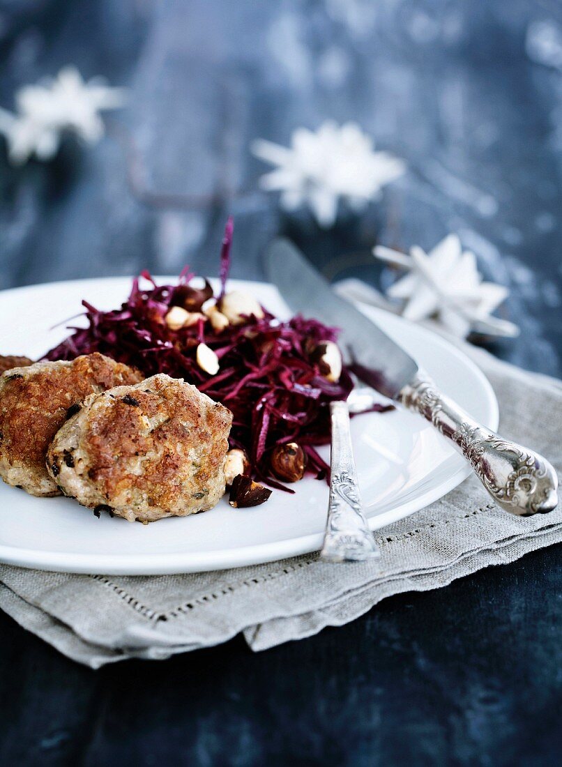 Hähnchenfrikadellen mit Rotkohlsalat