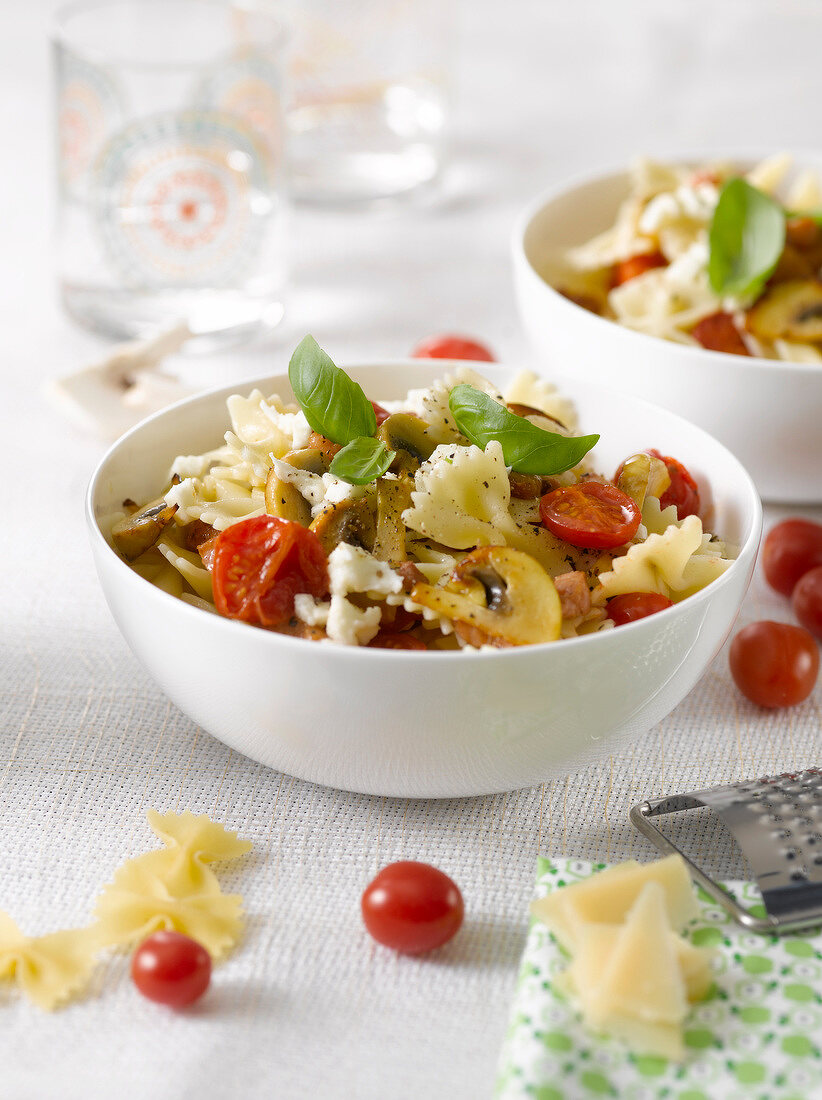 Farfalle mit Champignons und Basilikum