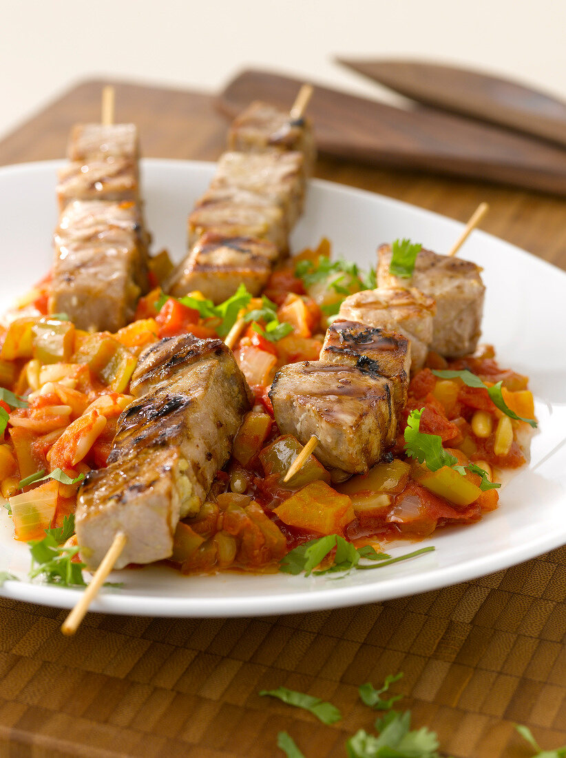 Thunfischspieße auf Tomaten-Sellerie-Confit