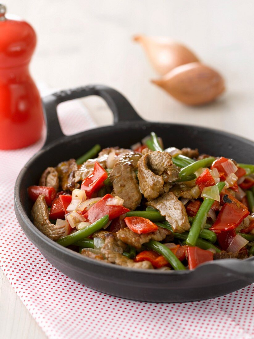 Thinly sliced beef with green beans and piquillos peppers