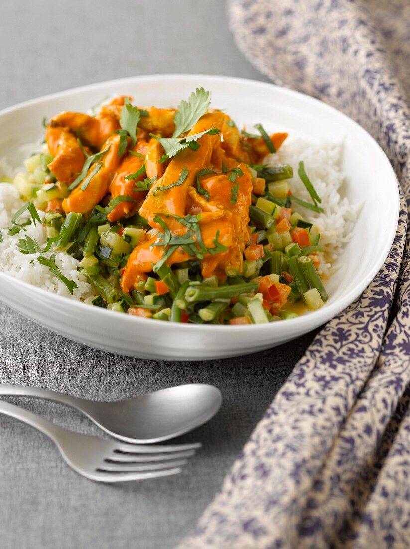 Rotes Curry mit grünem Gemüsesalat