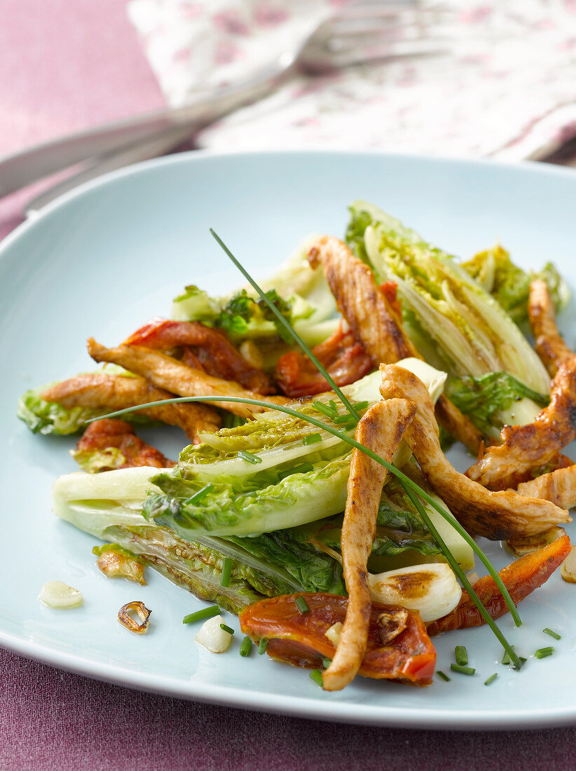 Gebratener Little Gem-Salat mit Hähnchen und eingemachten Tomaten