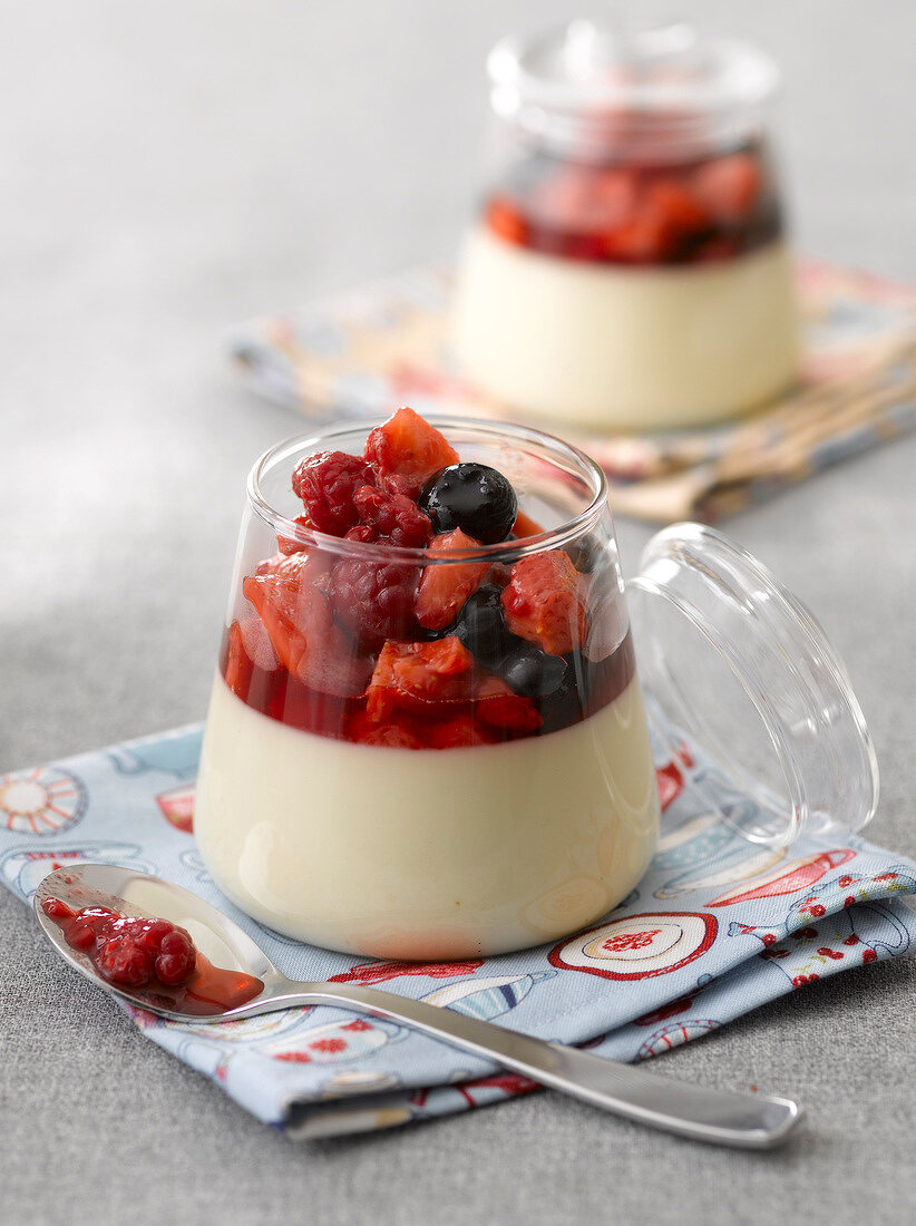 Vanille-Panna-Cotta mit Waldfrüchten