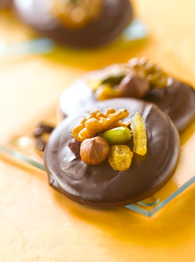 Schokoladentaler mit Nüssen und Trockenfrüchten