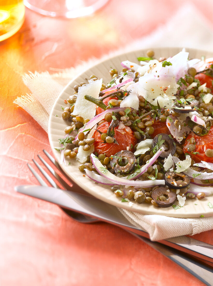 Linsensalat mit Tomaten, roten Zwiebeln, Oliven und Parmesan