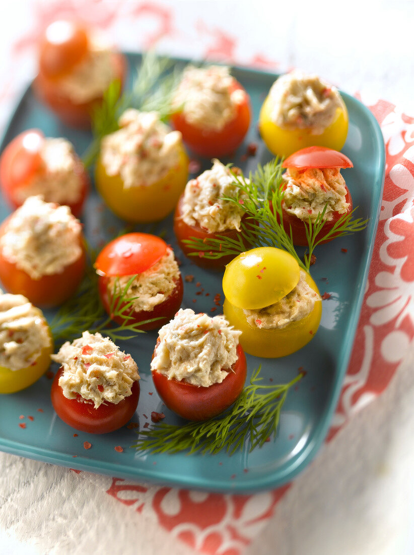 Mit Fischcreme gefüllte Kirschtomaten