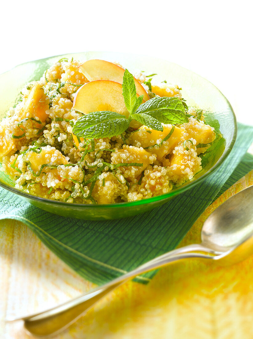 Süsses Quinoa-Taboule mit gelben Früchten