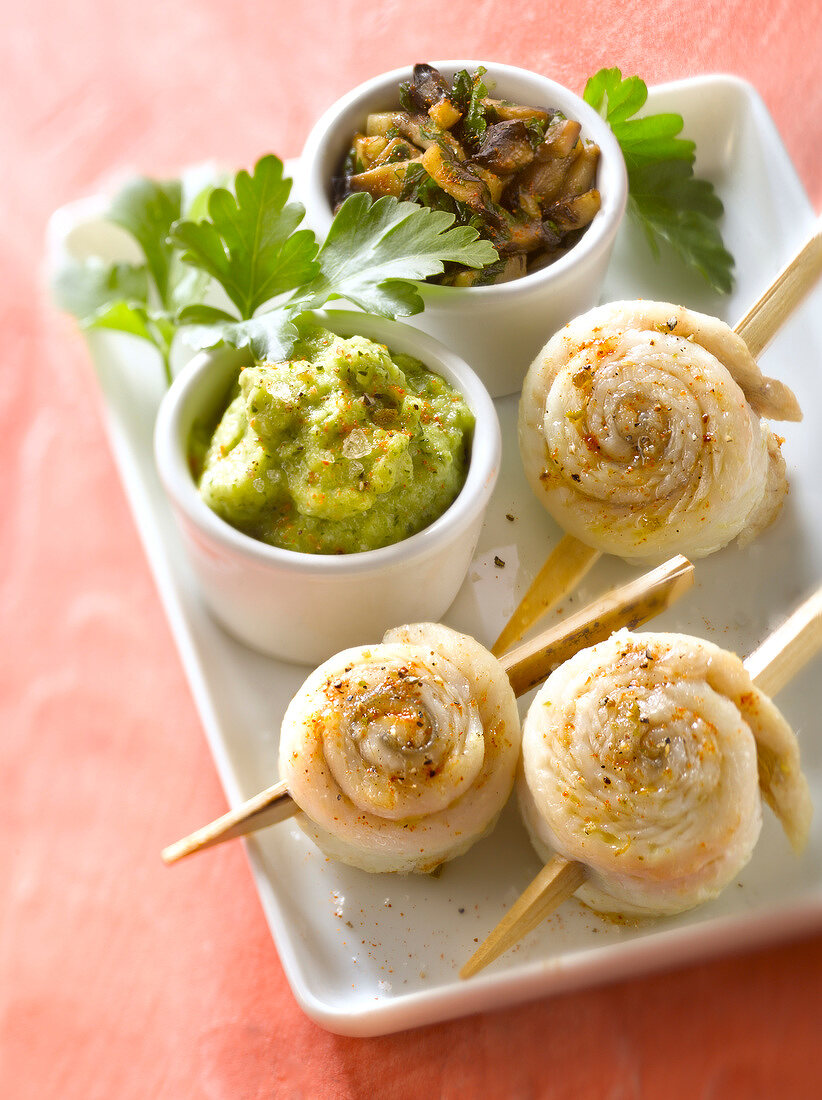 Seezungenröllchen, Pilz-Duxelles mit Knoblauch und Petersilie und Zucchinipüree