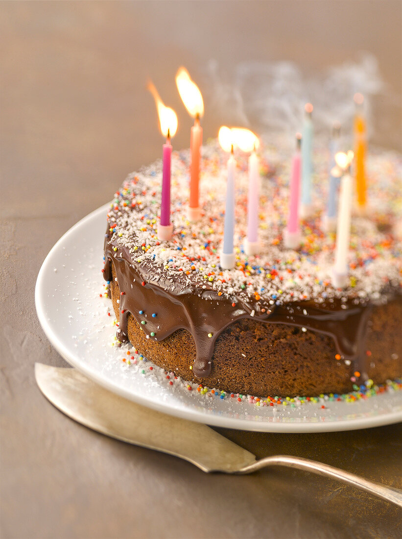 Schokoladenkuchen mit Geburtstagskerzen