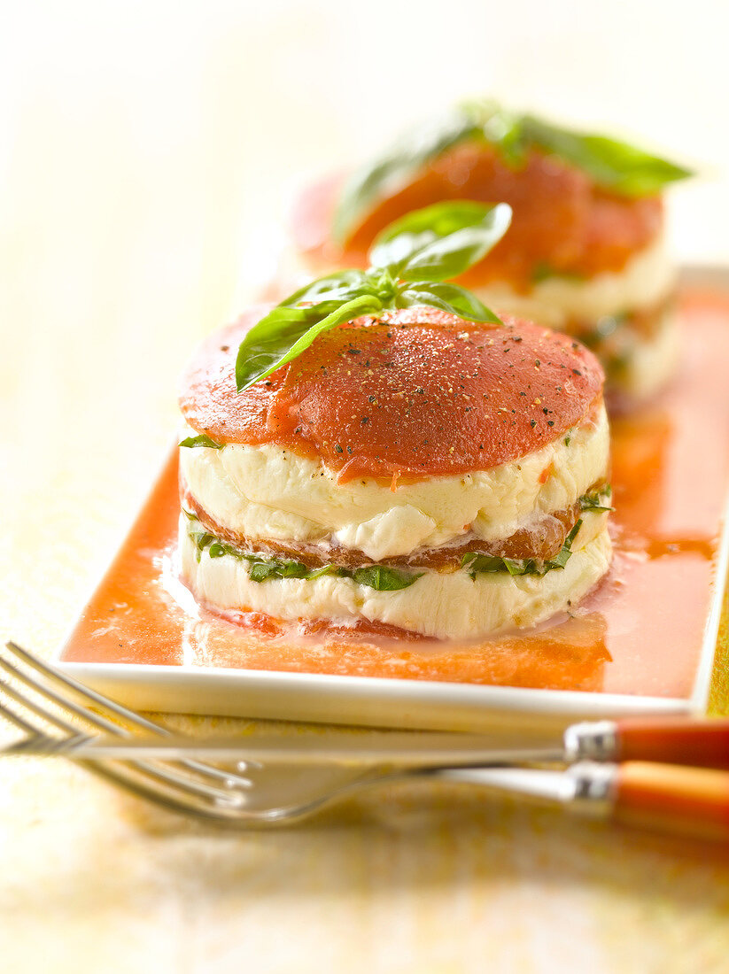 Schichttörtchen mit Mozzarella, Tomate und Basilikum