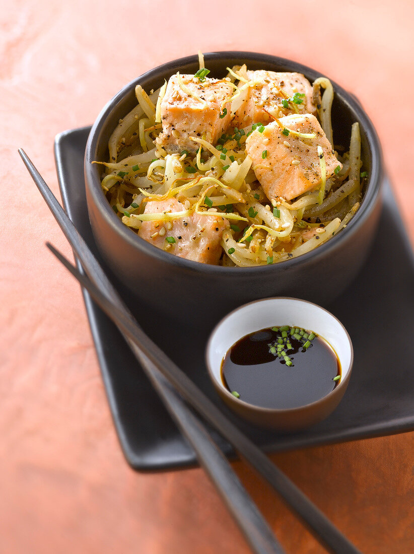 Sauteed salmon and beansprouts with ginger