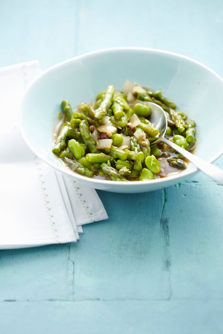Pan-fried juicy asparagus and broad beans