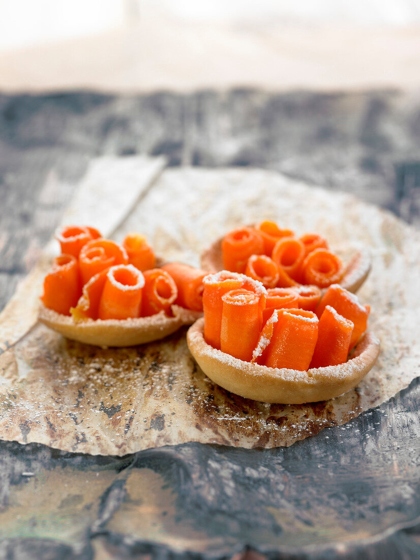 Mürbteigtörtchen mit Karottenröllchen