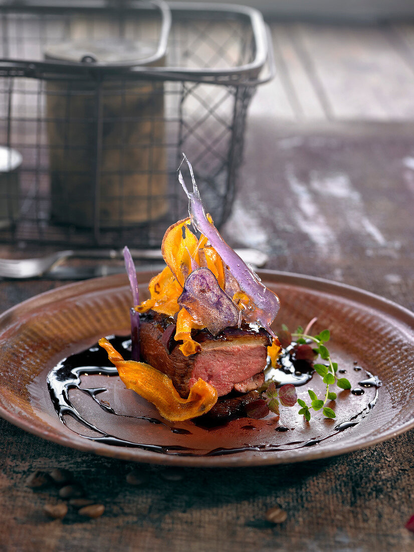 Ente mit Kaffeesauce, Süsskartoffelchips und Vitelotte-Chips