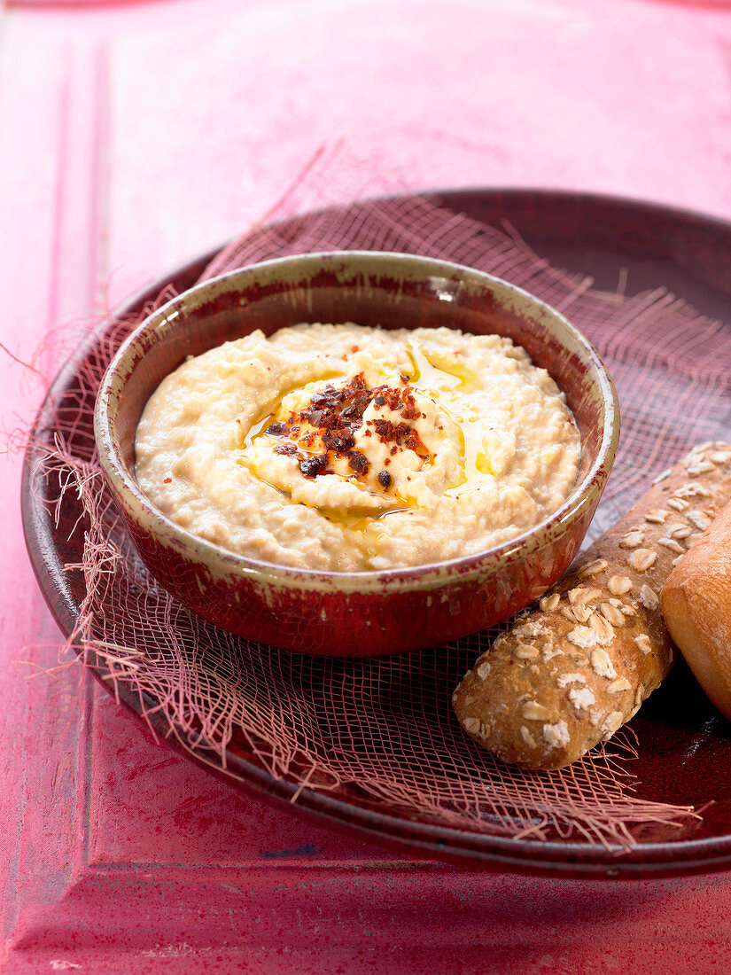 Hummus im Schälchen mit Brot