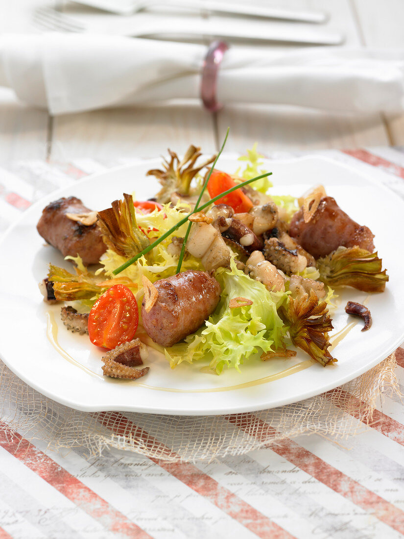 Salat mit Sepia, Artischocken und Botifarra-Schweinewurst
