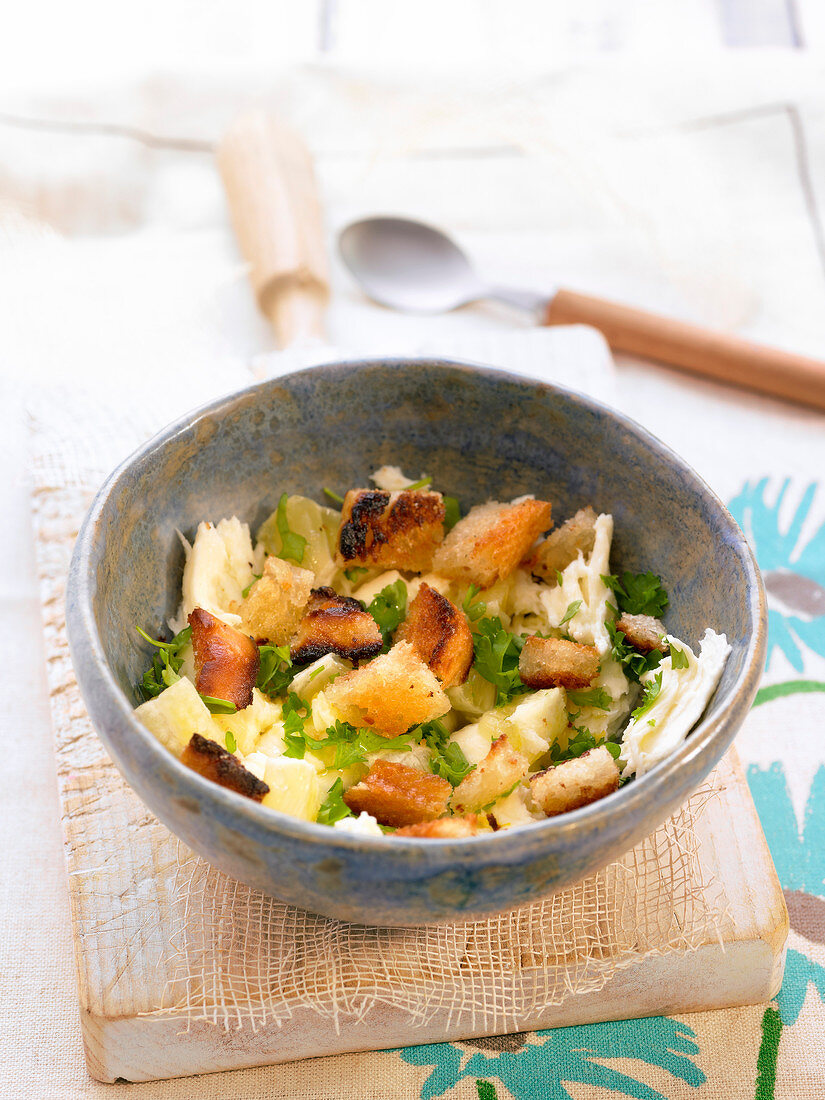 Salat mit Mozzarella, Zitrone, Kräutern und Croûtons