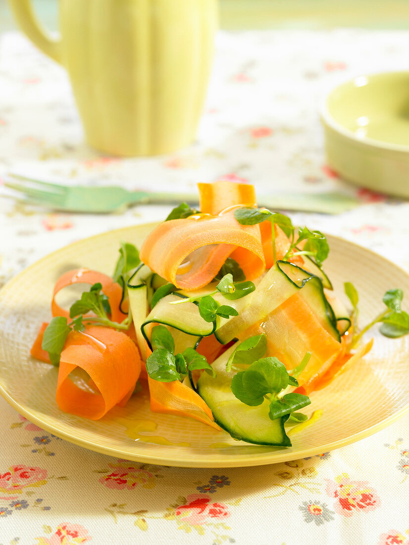 Salat mit Gurke, Karotte und Kresse