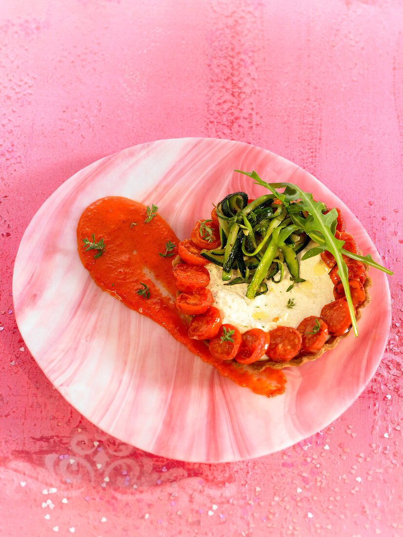 Ricotta-Tartlett mit Pinienkernen, Estragon, Tomaten und gebratenen Zucchinistreifen