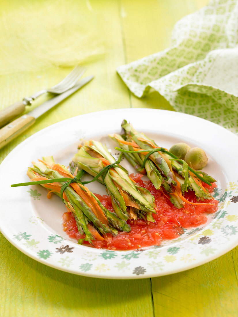 Bündchen aus Spargel- und Karottenstreifen mit Tomatensauce