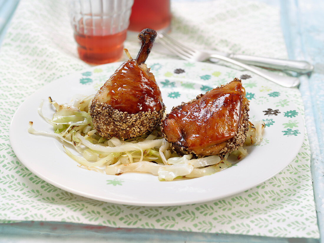 Karamellisierte Hähnchenkeulen mit Sesam