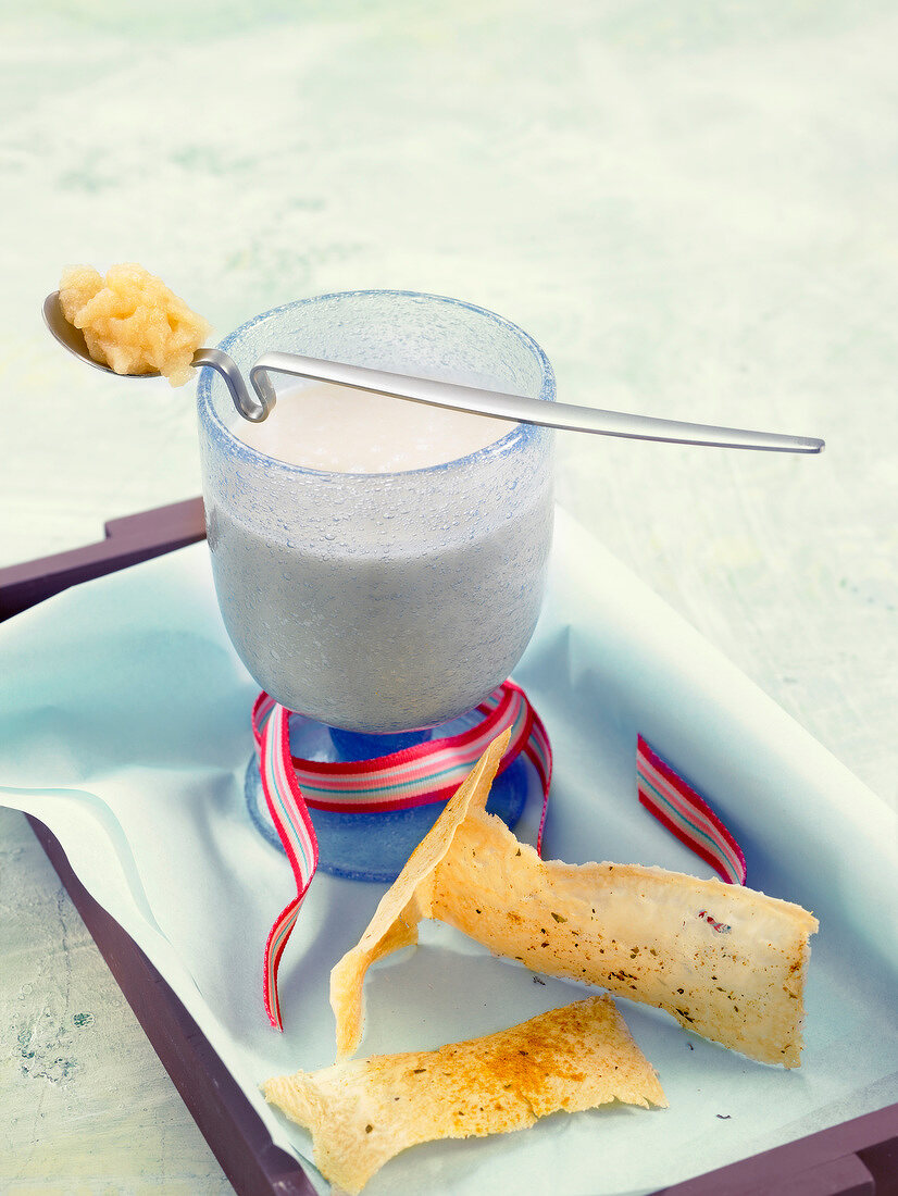 Sellerie-Apfel-Milch, Parmesanhippe mit Oregano und Curry