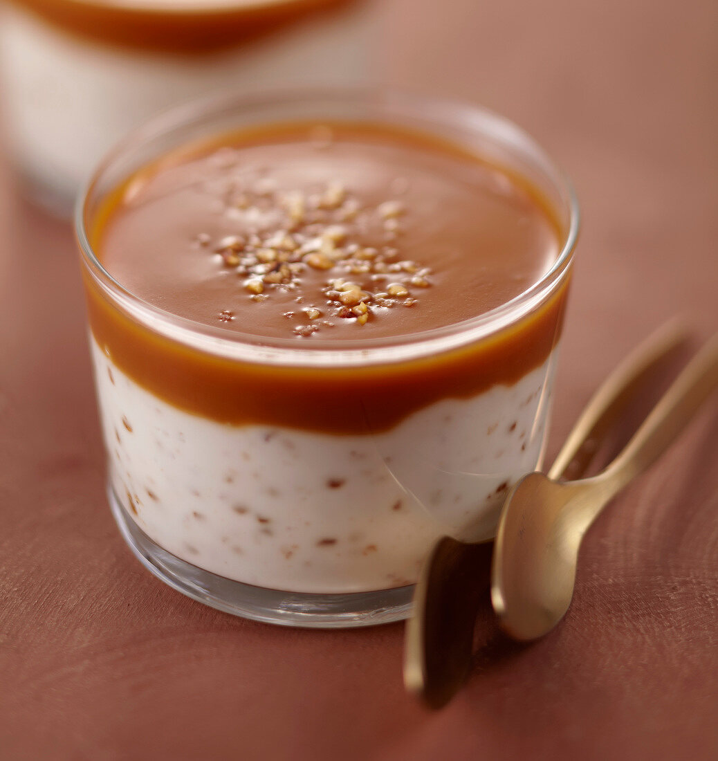 Praline yoghurt with toffee sauce