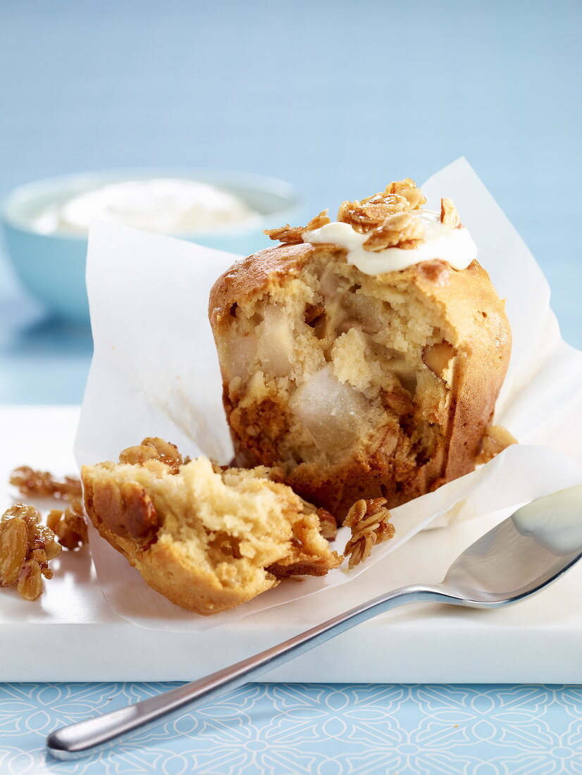 Muffins mit Birne, Cerealien und Trockenfrüchten