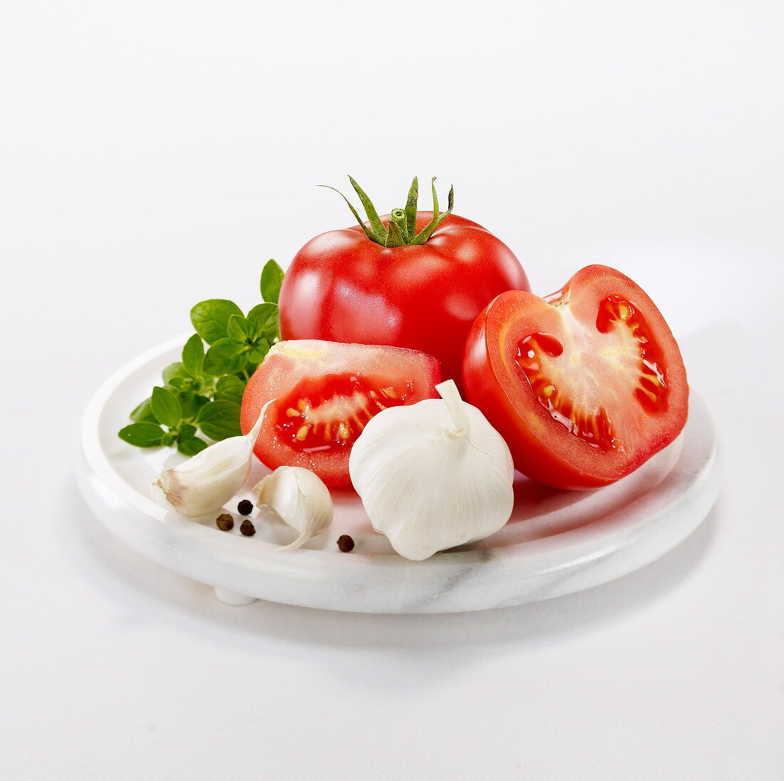 Tomaten, Knoblauch, Pfeffer und Basilikum