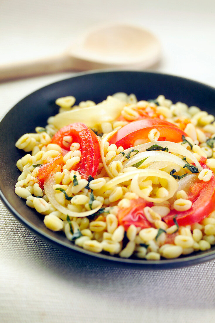 Wheat, tomato and onion salad