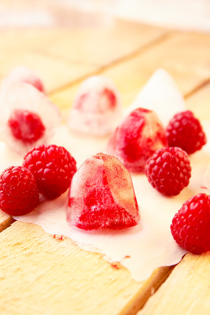 Frische Himbeeren und Himbeereiswürfel