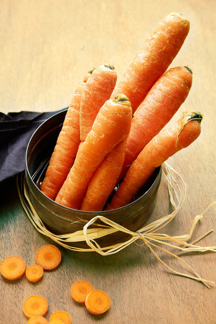 Karotten, ganz und in Scheiben geschnitten