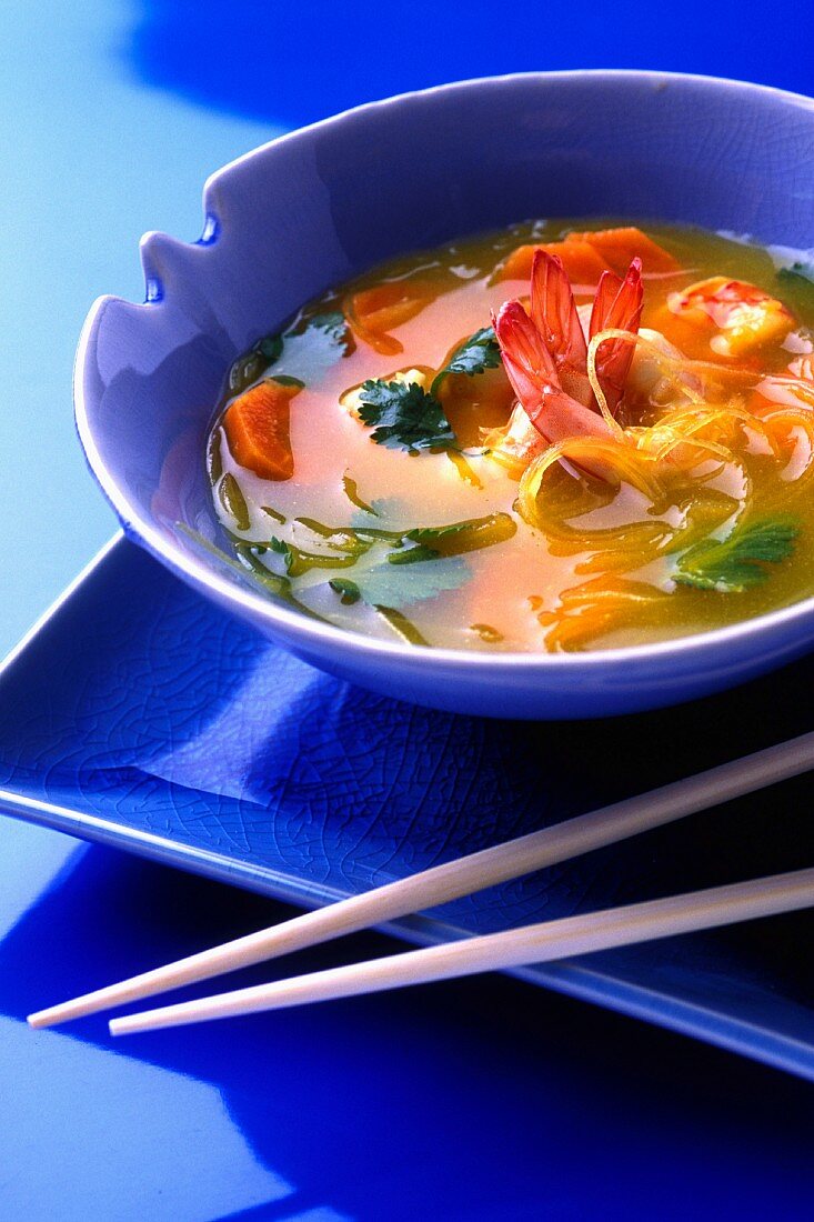 Chinesische Suppe mit Garnelen und Vermicelli