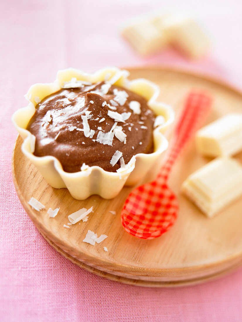 Nutella-Mousse in weiße-Schokolade-Körbchen