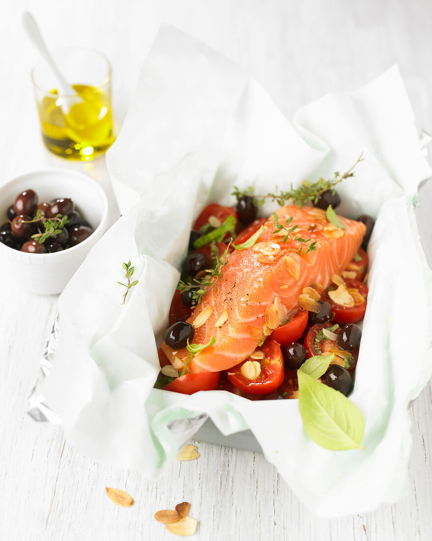 Lachs mit Tomaten, schwarzen Oliven und Mandeln in Pergamentpapier
